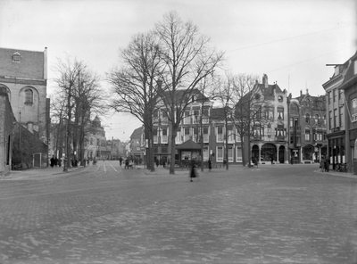 41485 Gezicht op het Janskerkhof te Utrecht met rechts de ingang van de Korte Jansstraat en links op de achtergrond de ...